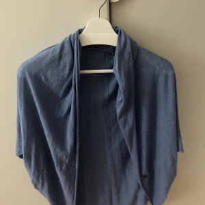 Duvblå/syrenfärgad ärmlös poncho DKNY - Tunn och somrig till klänningar eller linnen