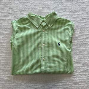 En oanvänd Ralph Lauren skjorta i barnstorleken: L (14-16y) motsvarar nog XS. Paketpris på skjortor under min profil: 200kr st.