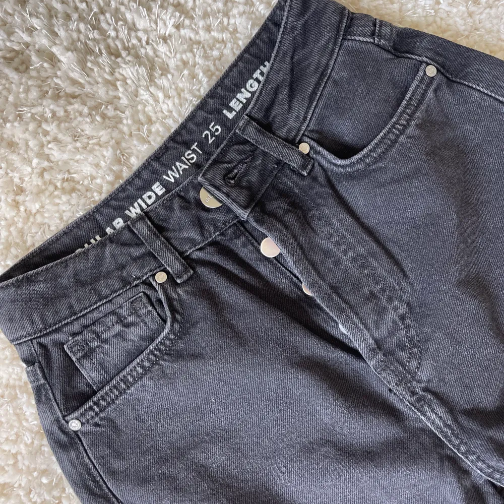 Ett par ”REGULAR WIDE 980 JEANS” köpta från BikBok. Då jag köpte fel storlek och inte lämnade tillbaka dem i tid är de helt oanvända! Färgen är mörkgrå och riktigt snygg!. Jeans & Byxor.