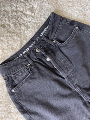 BIKBOK REGULAR WIDE JEANS - Ett par ”REGULAR WIDE 980 JEANS” köpta från BikBok. Då jag köpte fel storlek och inte lämnade tillbaka dem i tid är de helt oanvända! Färgen är mörkgrå och riktigt snygg!