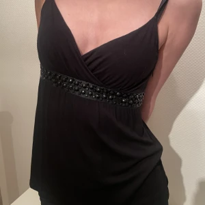 Sött linne - Såå fint V-ringat linne med stenar på! Kan kläs upp eller ner. Storlek XS. Skriv för frågor eller om du vill diskutera pris <3