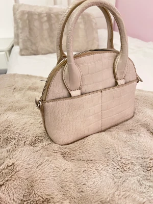 Beige Bag - Så fin väska och passar verkligen till hösten . Sån aesthetically pleasing bag🤎