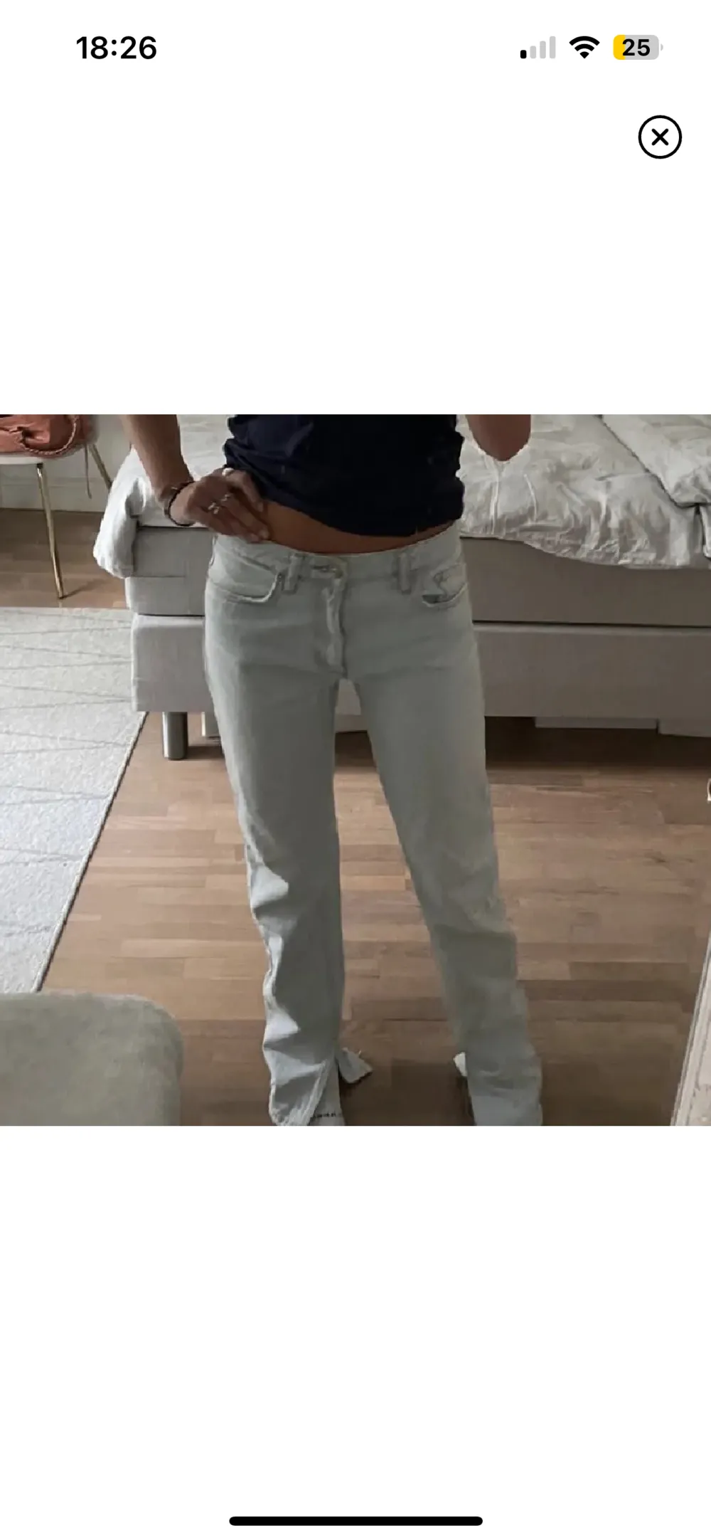 Ljusblå jeans med slits i strl 40 låg midja, nyskick, säljer pga för små 🩵. Jeans & Byxor.