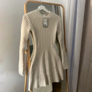 Stickad klänning  - Den slutsålda och virala klänningen från H&M. Frakt tillkommer 🤍