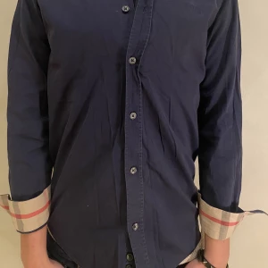 Burberry skjorta  - Hej! Säljer nu min burberry skjorta i storlek S, fint skick inga konstigheter. Tveka inte på att höra av dig om du har frågor! 