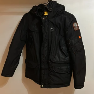 pjs jacka  - Säljer en svart parajumpers jacka nu till vintern, väldigt varm och bekväm. Har ett suuuper litet hål vid armen som inte syns alls. Köpt för 8000 men säljer den för 4000, pris går även att diskuteras.