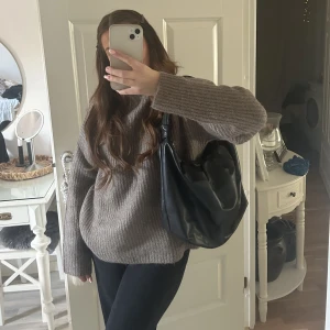 Svart väska - Snygg väska i bra skick, passar till allt 🖤