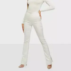 Vita långa byxor med slits nertill från Bianca Ingrosso x Nelly.com kollektion. Dragkedja i sidan 