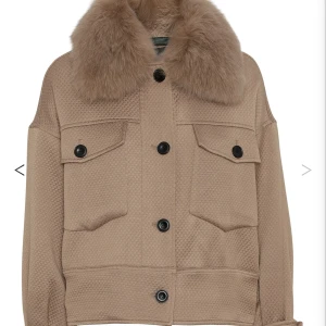 Moetine Charlie Jacket  - Hej! Säljer min Moetine Charlie Jacket i storlek xs/s. Tror jag köpte den 2019 har sen dess bara använt den en höst/vinter så nu söker min fina jacka en ny ägare. Den är i fint skick! Tror att jag betalade 3200 kr för den. 