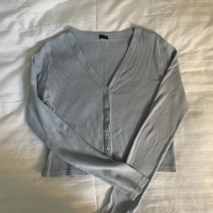 Brandy melville cardigan - Nyskick! Onesize men passar mig som har s💗 Pris kan diskuteras!