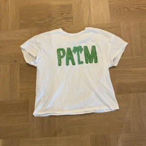 152 T-SHIRT - Nu säljer jag denna fina T-shirt från mango pga att den har blivit för liten 💕 inga hål eller liknande. 70kr + frakt🚚📦 !Tryck INTE på köp nu!