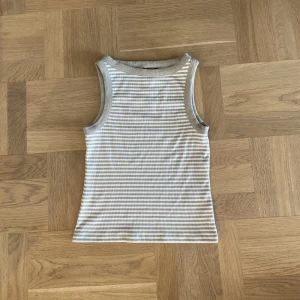 XS LINNE - Nu säljer jag detta fina linnet från Lindex stl XS💕 inga hål eller liknande. 50 kr + frakt🚚📦 !tryck INTE på köp nu!