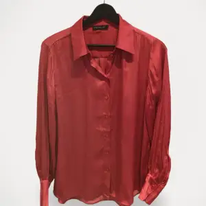 Skjorta från STOCKH LM, modell Venezia. Använd, men utan anmärkning. Rödrosa skjorta från MQ. Använd 2-3 ggr. Jättefint skick!  Storlek: Small Material: Polyester