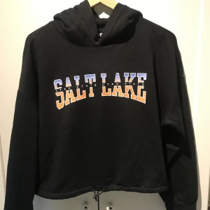 Svart Hoodie med tryck - Hoodie från H&M i gott skick! Storlek S