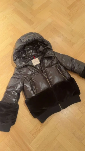 Moncler Groseiller Giubbotto - Säljer nu denna perfekta vinterjacka. (Dammodell) Bara att skriva vid frågor och funderingar.🍾 Storlek 0, passar xs/s Skick 9/10 