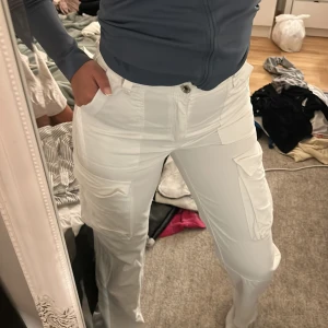 vita cargos - Sitter skit snyggt på men kommer inte mer till användning