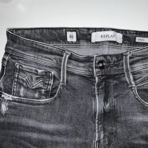Replay Slim Fit Jeans - Anbass Aged - Black Denim - Jag säljer mina Replay Jeans som är i färgen black denim. Storleken är 31/32. Dem är i bra skick! 
