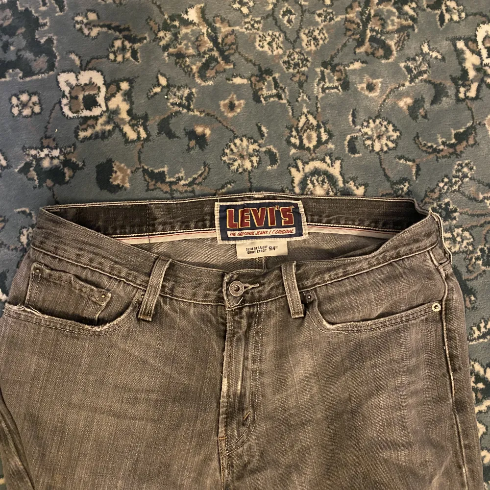 Gråa jättesnygga Levis jeans med modell 514. De har en baggy passform och sitter jättebra på. Köpta för 999 mitt pris 300, pris kan diskuteras! Vid frågor, hör av er. . Jeans & Byxor.