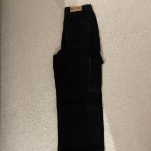 NA-KD cargo jeans - NA-KD cargo jeans i nyskick Storlek 34