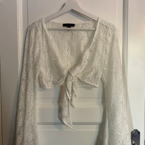 Bolero  - Super söt bolero som bara är använd en gång, säljer då den inte är min stil❤️