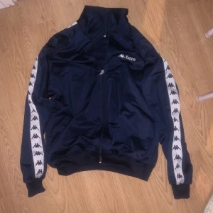 Hoddie - Kappa zip-upp tröja gott skick men väl använd köpt på sellpy. Storlek small men passar S-M möjligtvis L