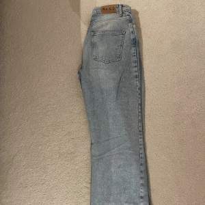 NA-KD jeans i nyskick Storlek 34