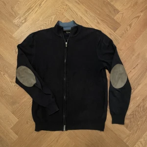 Kashmir zip - Säljer min snygga Massimo dutti tröja i en Kashmir och bomulls blandning. Tröjan är svart med patches i läder och insidan av kragen är i ljus blå. Tröjan är k bra skick utan fläckar eller liknande! Skriv till mig för mer bilder eller frågor