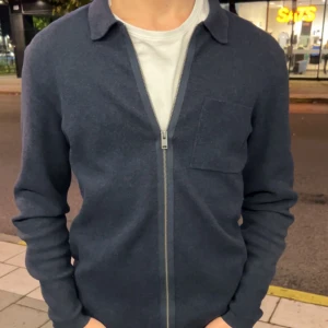 Zip up med krage  - Storlek large, 10/10 skick nästan aldrig använd. Märket är selected homme, köpt för runt 1200kr. 