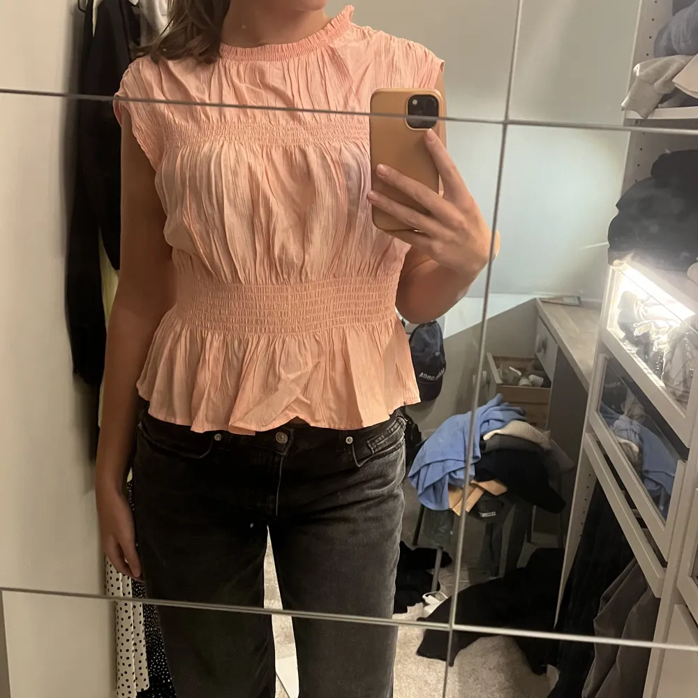 Jättesöt blus/topp från hm som är använd en gång🥰. Toppar.