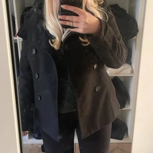 Kappa - säljer min super super fina kappa ifrån hm, den är i fint skick!🤍Den är storlek 42 men sitter mer som 38 🤍