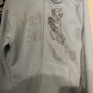 Blå rhinestone zip-hoodie - Von studio - Blå Limited edition von studio hoodie, inga stenar saknas, väldigt fint skick