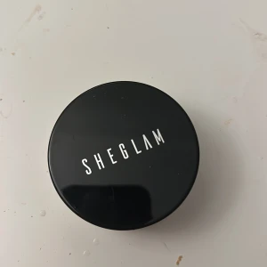 Puder - Ett lös puder från SHEGLAM 