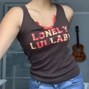 Brun Topp - En vintage brun topp med tryck och röd spets. Från ONLY och i storlek L.