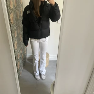 North face jacka  - Säljer min north face jacka på grund av att den inte kommer till användning. Den är i ny skick annat än den lilla skadan på bild 3💗. Jag är öppen av diskussionen av pris! 