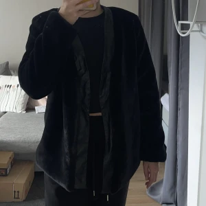 Pälsjacka  - Jacka i mjukt material med skinndetaljer från DaisyGrace. Skulle säga den är strl S. Finns ett skärp i skin som medföljer jackan. 