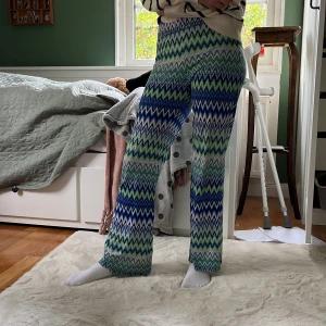 Blågröna randiga byxor - Randiga byxor. Tyget är stretch tyg. Tunna och väldigt bekväma byxor😊