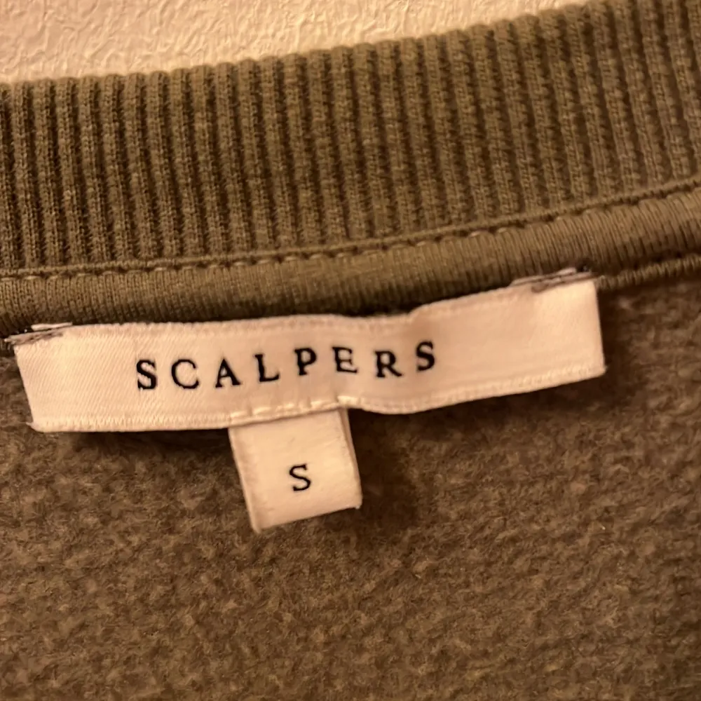 Säljer denna militärgröna sweatshirt från Scalpers i strl S. Säljer då den inte kommer till användning. Perfekt nu till hösten💕💕💕Dm för fler bilder eller frågor . Hoodies.
