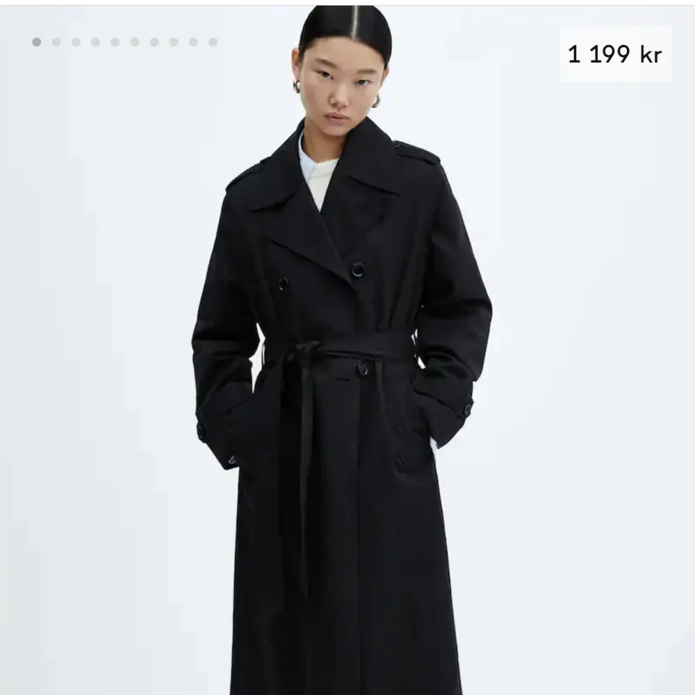 Svart trenchcoat från mango storlek 36. Nypris 1199 kr helt oanvänd. Jackor.