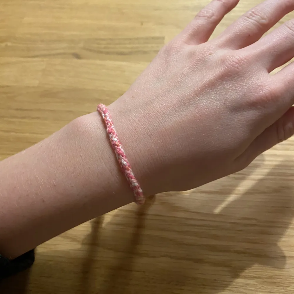 Pretty Pink and white bracelet ADJUSTABLE. Accessoarer.