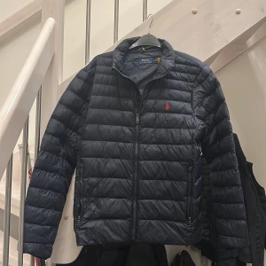 Polo Ralph lauren jacka - Säljer min Ralph Lauren Jack, har haft den en vinter. Skicket på jackan skulle jag säga är 9/10. Ny pris är är 4000kr, mitt pris 1600kr💯🔥 pris kan diskuteras 