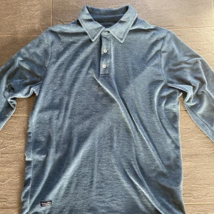 Robbie moor - Säljer nu denna långärmade frotte tröja från Robbie moor. Säljer den på grund av att jag inte längre använder den. Tröjan är i storlek L och är näst intill aldrig använd. Nypris 999 kr.   Pris kan diskuteras, bara höra av sig vid eventuella frågor.