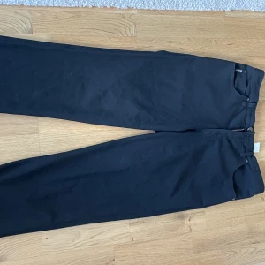 Kostymbyxor   - Säljer dessa snygga kostymbyxor från Armani jeans i storlek 31 pågrund av att de är för stora.  De är i comfort fit