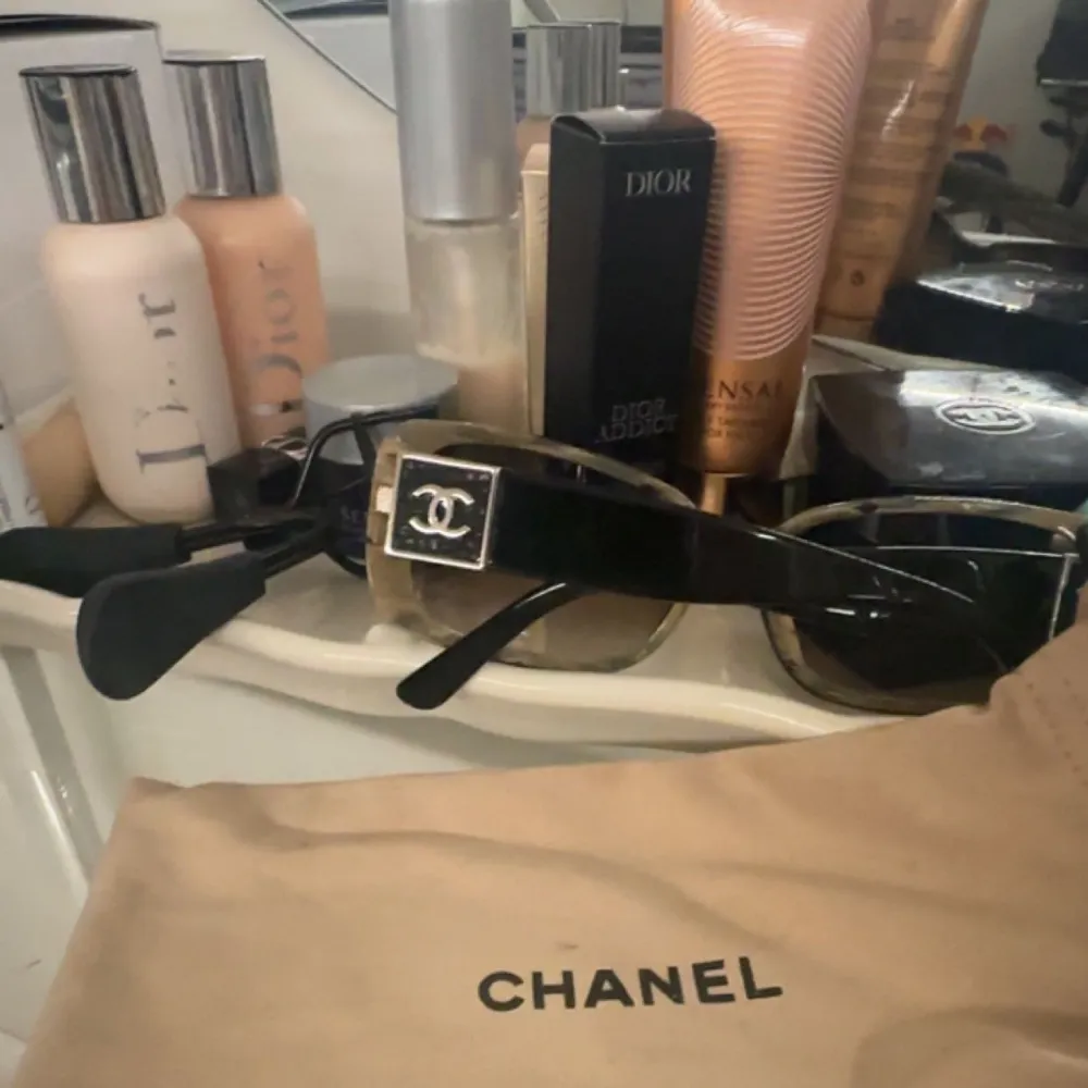 Gör ont att sälja men kommer ej till användning😭Super coola Chanel solglasögon köpta på Vestiaire för 3500kr, säljer för 2000 skulle kunna gå ner till 1500 inte lägre! Kommer med dustbag och fodral💗Tryck på köp nu eller prisförslag!☺️. Accessoarer.