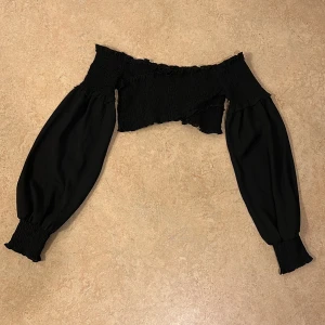 Svart topp - Knappt använd, storlek xs, 100kr