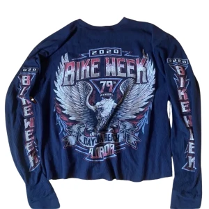 biker tröja - skitcool tröja, sitter som storlek M/L. Jag har klippt den nere så den ska sitta  mer cropped men annars har den inga flaws 😇