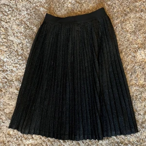 Svartglittrig kjol - Svartglittrig kjol från Ichi stl S