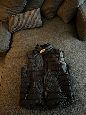 Parajumper väst - Hej, säljer nu min parajumperväst då den inte passar längre! Storlek Y M Fint skick 