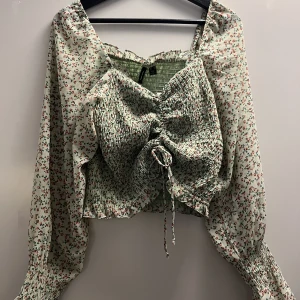 Topp vero moda  - Grön topp med små blommor från Vero Moda, stl M 