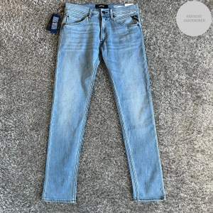 Tjena! Säljer nu mina snygga Jeans ifrån Replay. Modellen är Jondrill! Skicket på jeansen är 10/10, helt nya med tags! Jeansen är i storlek L30 W34. Vid fler frågor/bilder är det bara och höra av sig!  