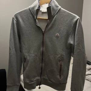 Moncler maglia cardigan  - Tja säljer denna super snygga moncler maglia cardigan till ett strålande pris. Tröjan är nyskick 9/10. Mitt pris 1499, retail 5000. Skriv vid minsta lilla. MVH Simon 